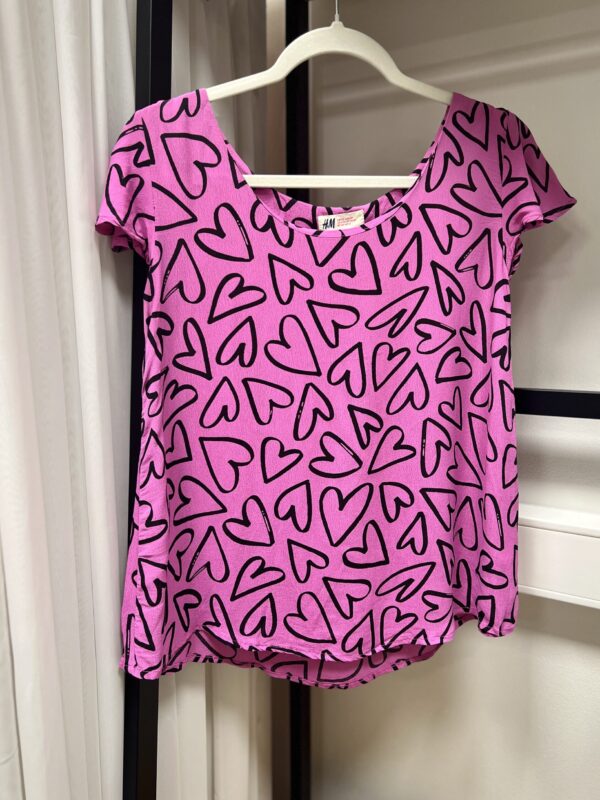 Roosa T-särk südame mustriga (EU 158)