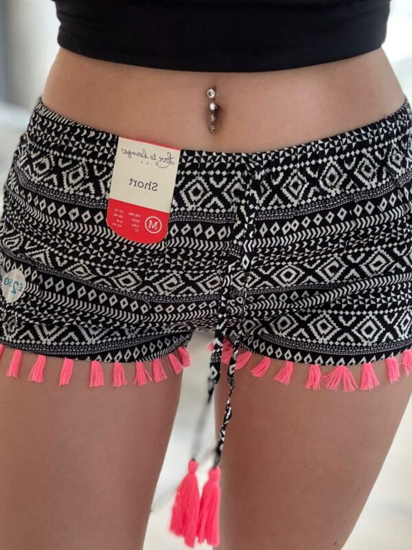 Must-valged mustriga suvešortsid M – boho stiil